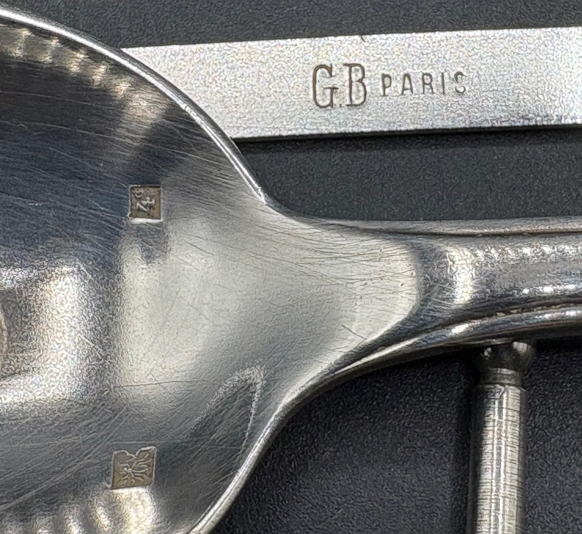 UNE CUILLÈRE À SAUCE GRAS MAIGRE À PISTON EN MÉTAL ARGENTÉ DES 1930 PAR G. B.-photo-1