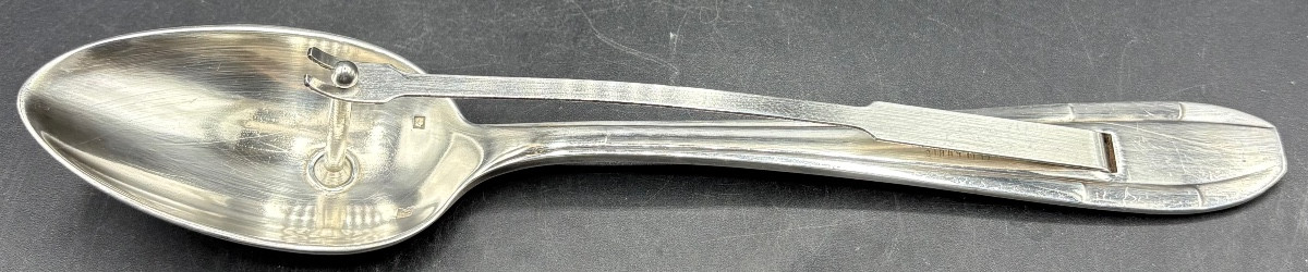 UNE CUILLÈRE À SAUCE GRAS MAIGRE À PISTON EN MÉTAL ARGENTÉ DES 1930 PAR G. B.