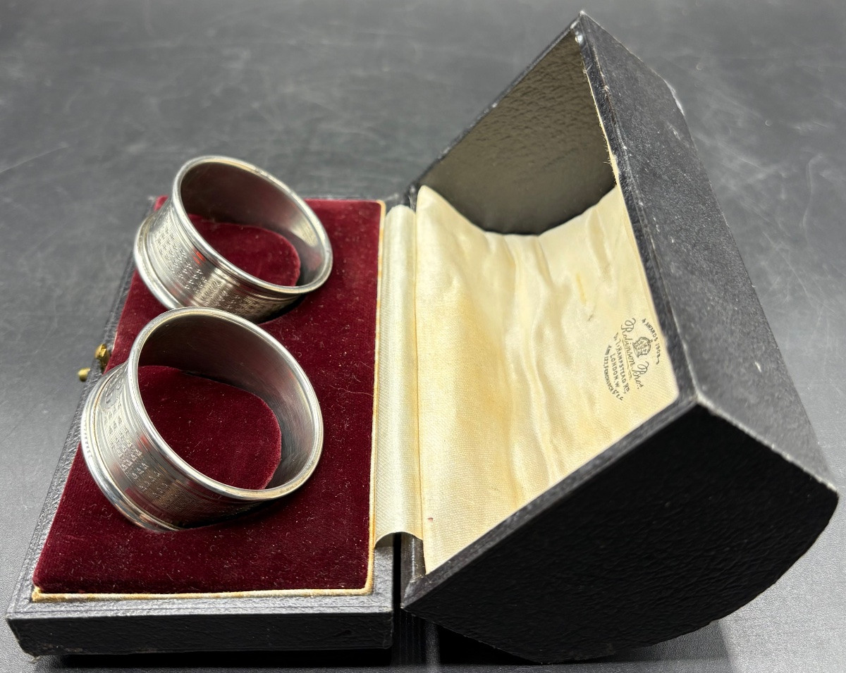 COFFRET AVEC PAIRE DE RONDS DE SERVIETTE EN ARGENT MASSIF DES ANNÉES 1900 PAR ROBINSON LONDRE-photo-2