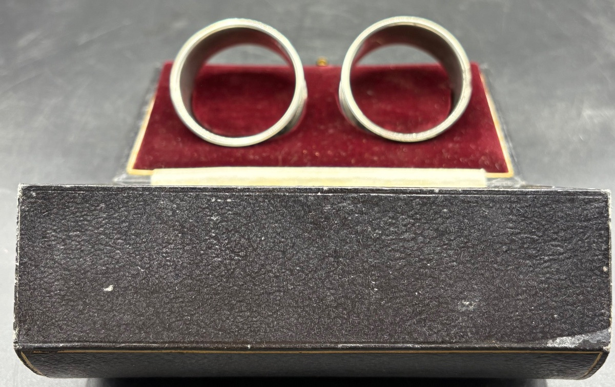 COFFRET AVEC PAIRE DE RONDS DE SERVIETTE EN ARGENT MASSIF DES ANNÉES 1900 PAR ROBINSON LONDRE-photo-3