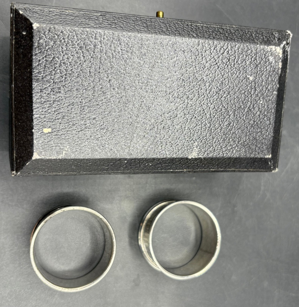 COFFRET AVEC PAIRE DE RONDS DE SERVIETTE EN ARGENT MASSIF DES ANNÉES 1900 PAR ROBINSON LONDRE-photo-1