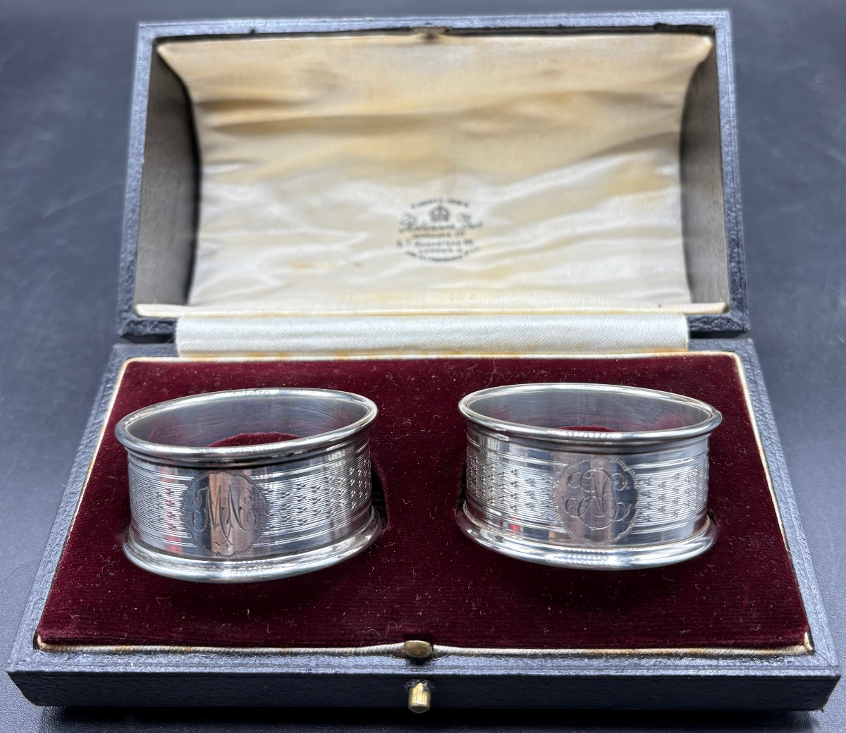 COFFRET AVEC PAIRE DE RONDS DE SERVIETTE EN ARGENT MASSIF DES ANNÉES 1900 PAR ROBINSON LONDRE