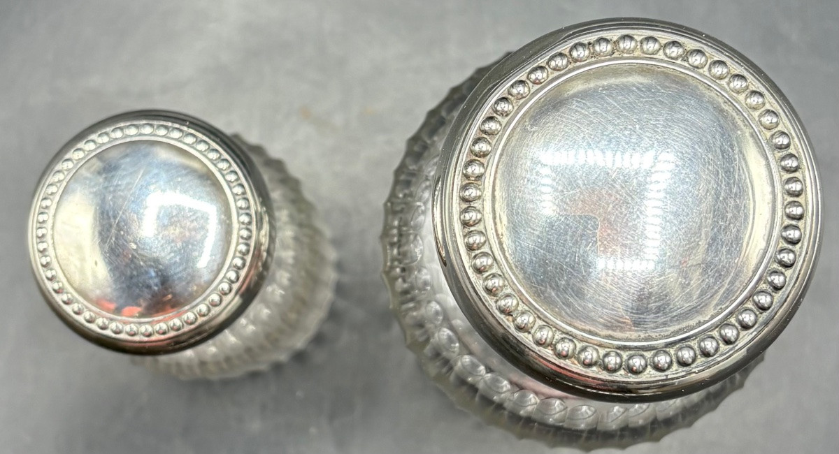 DEUX FLACONS EN CRISTAL SOUFFLÉ TAILLÉ ET MÉTAL ARGENTÉ DES ANNÉES 1930 PAR SAGLIER FRÈRES -photo-1
