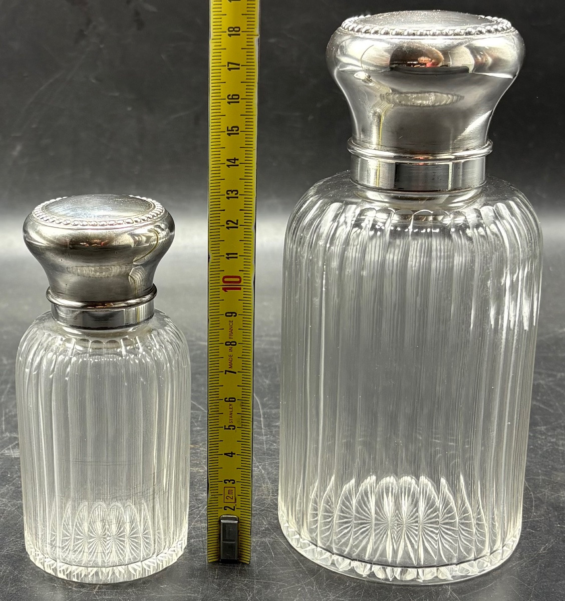 DEUX FLACONS EN CRISTAL SOUFFLÉ TAILLÉ ET MÉTAL ARGENTÉ DES ANNÉES 1930 PAR SAGLIER FRÈRES -photo-7