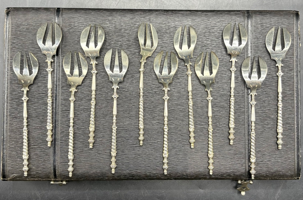 UNE SÉRIE DE DOUZE FOURCHETTES À HUÎTRES EN ARGENT MASSIF HOLLANDAISE PAR V. K.-photo-2