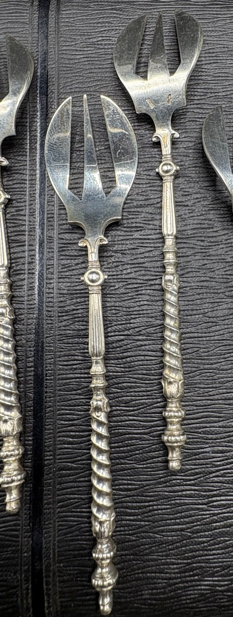 UNE SÉRIE DE DOUZE FOURCHETTES À HUÎTRES EN ARGENT MASSIF HOLLANDAISE PAR V. K.-photo-3