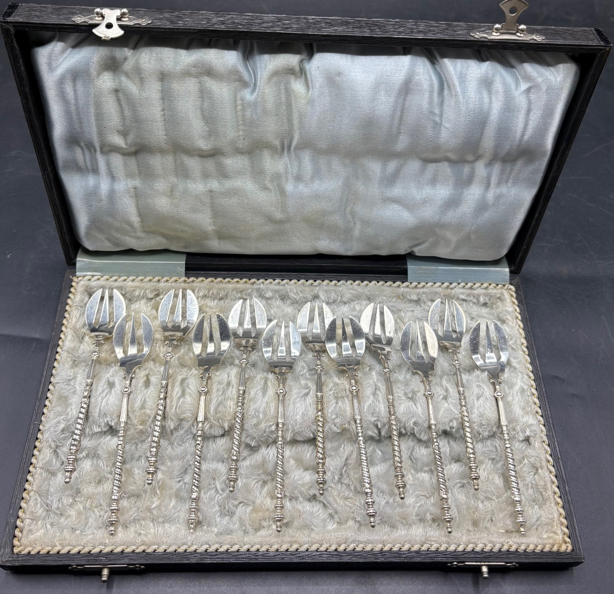 UNE SÉRIE DE DOUZE FOURCHETTES À HUÎTRES EN ARGENT MASSIF HOLLANDAISE PAR V. K.