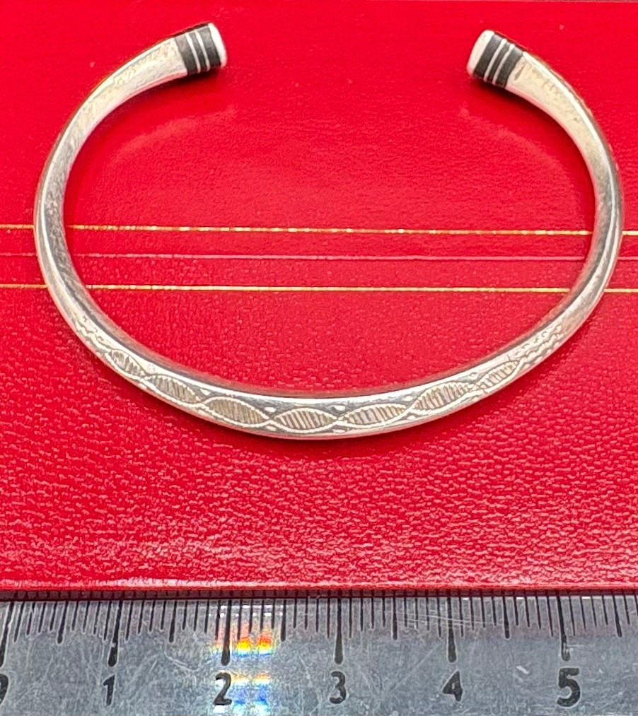 3/4 Bangle Bracelet In Solid Silver And Resin From Mali From The 1980s-photo-4