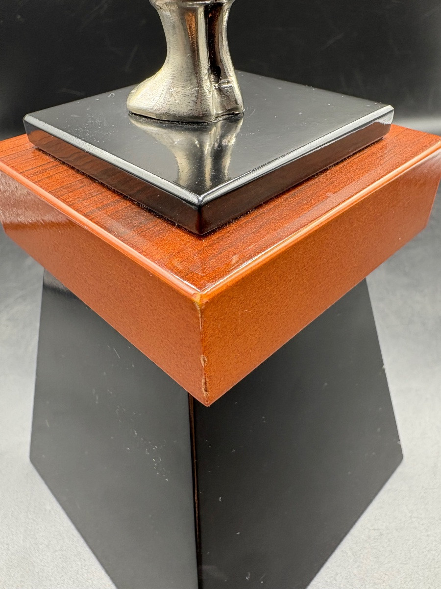 SUJET “BIC” EN MÉTAL ARGENTÉ SUR SOCLE EN BOIS DES ANNÉES 1965 FRANÇAIS -photo-1