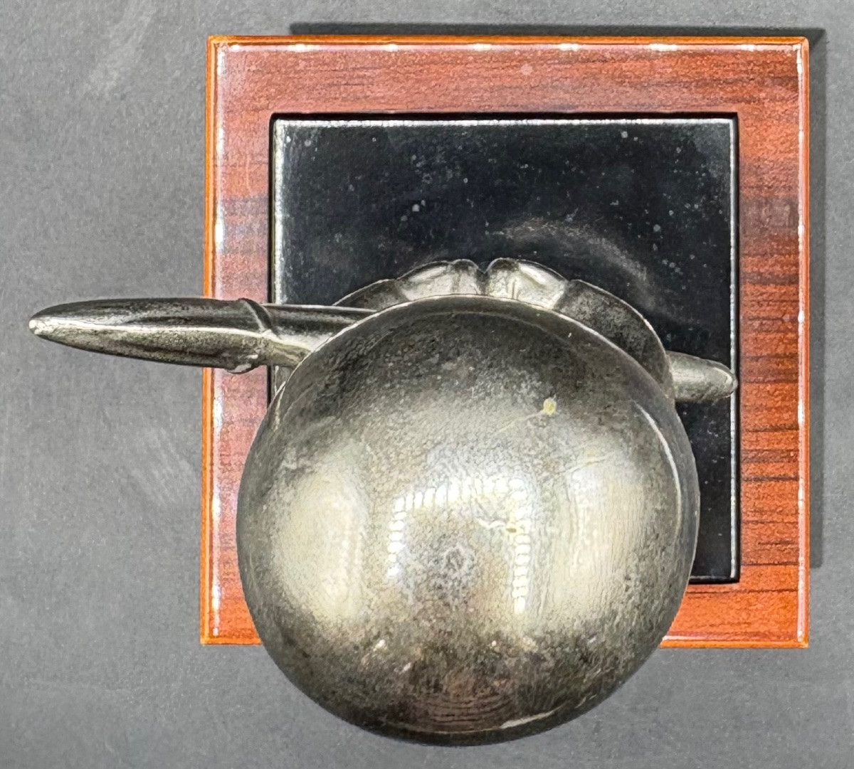 SUJET “BIC” EN MÉTAL ARGENTÉ SUR SOCLE EN BOIS DES ANNÉES 1965 FRANÇAIS -photo-3