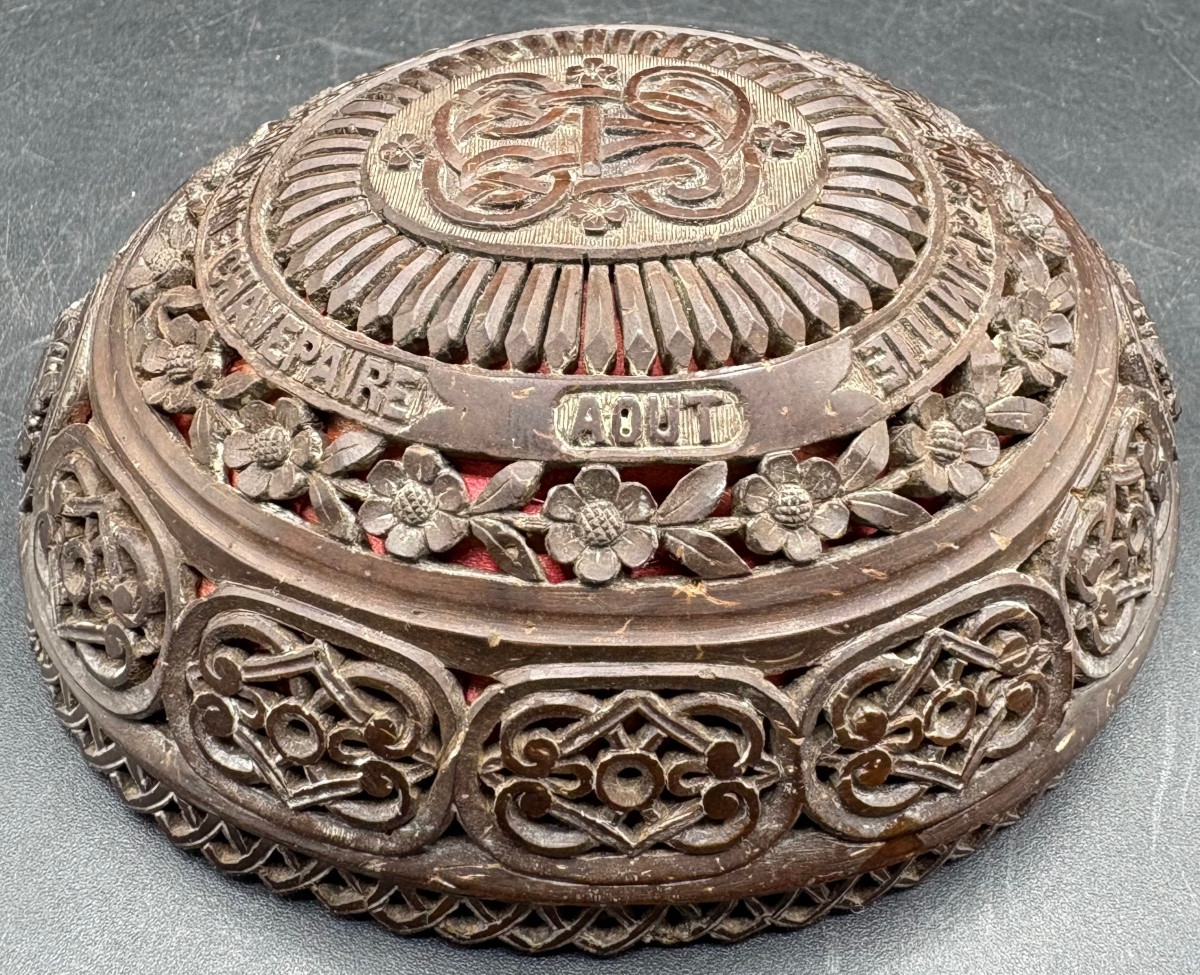 UNE DEMI NOIX DE COCO SCULPTÉE DATÉE AOÛT 1881 -photo-2