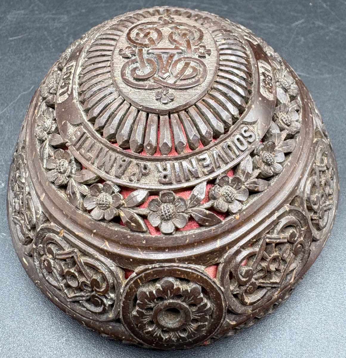 UNE DEMI NOIX DE COCO SCULPTÉE DATÉE AOÛT 1881 -photo-3