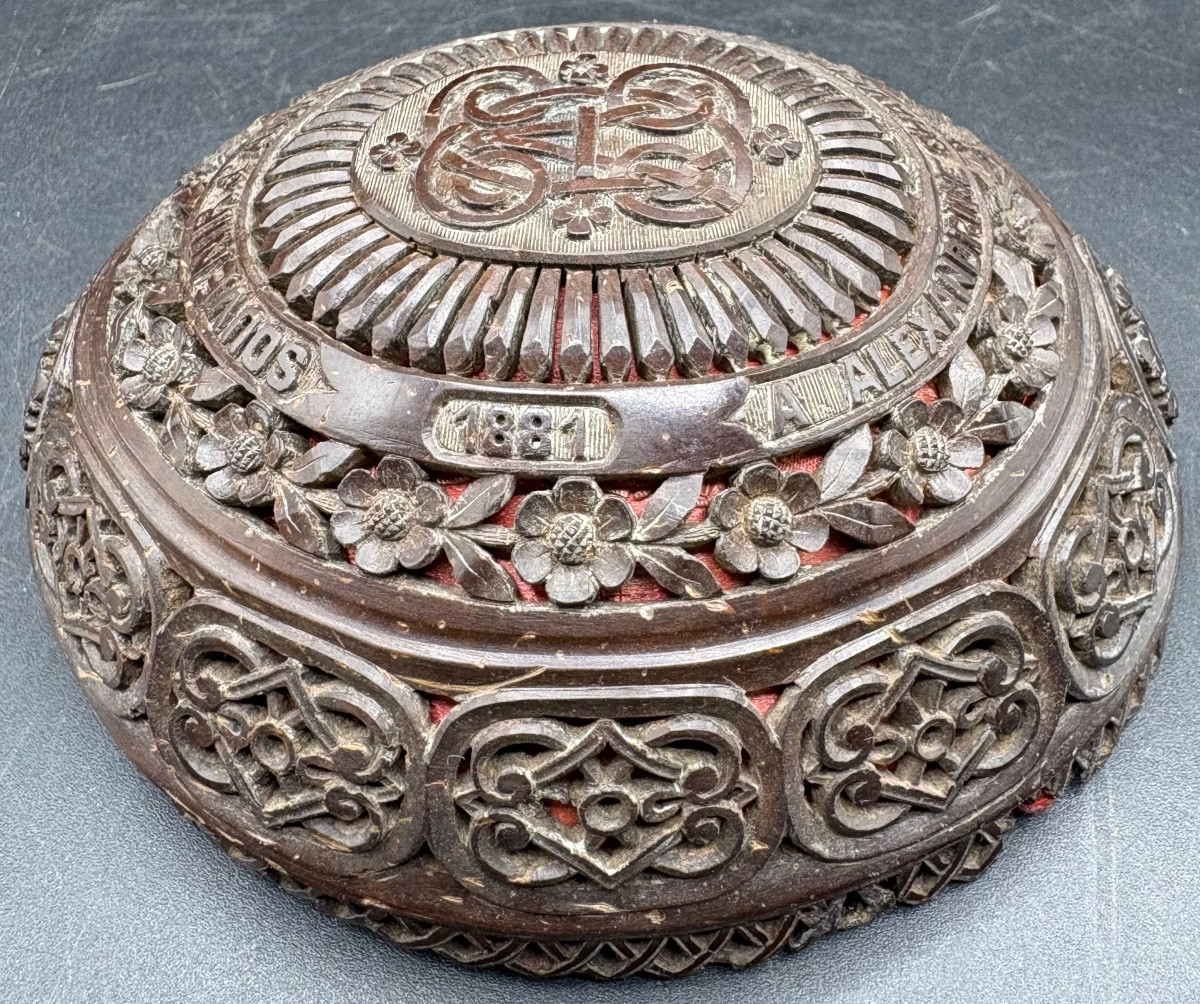 UNE DEMI NOIX DE COCO SCULPTÉE DATÉE AOÛT 1881 -photo-4