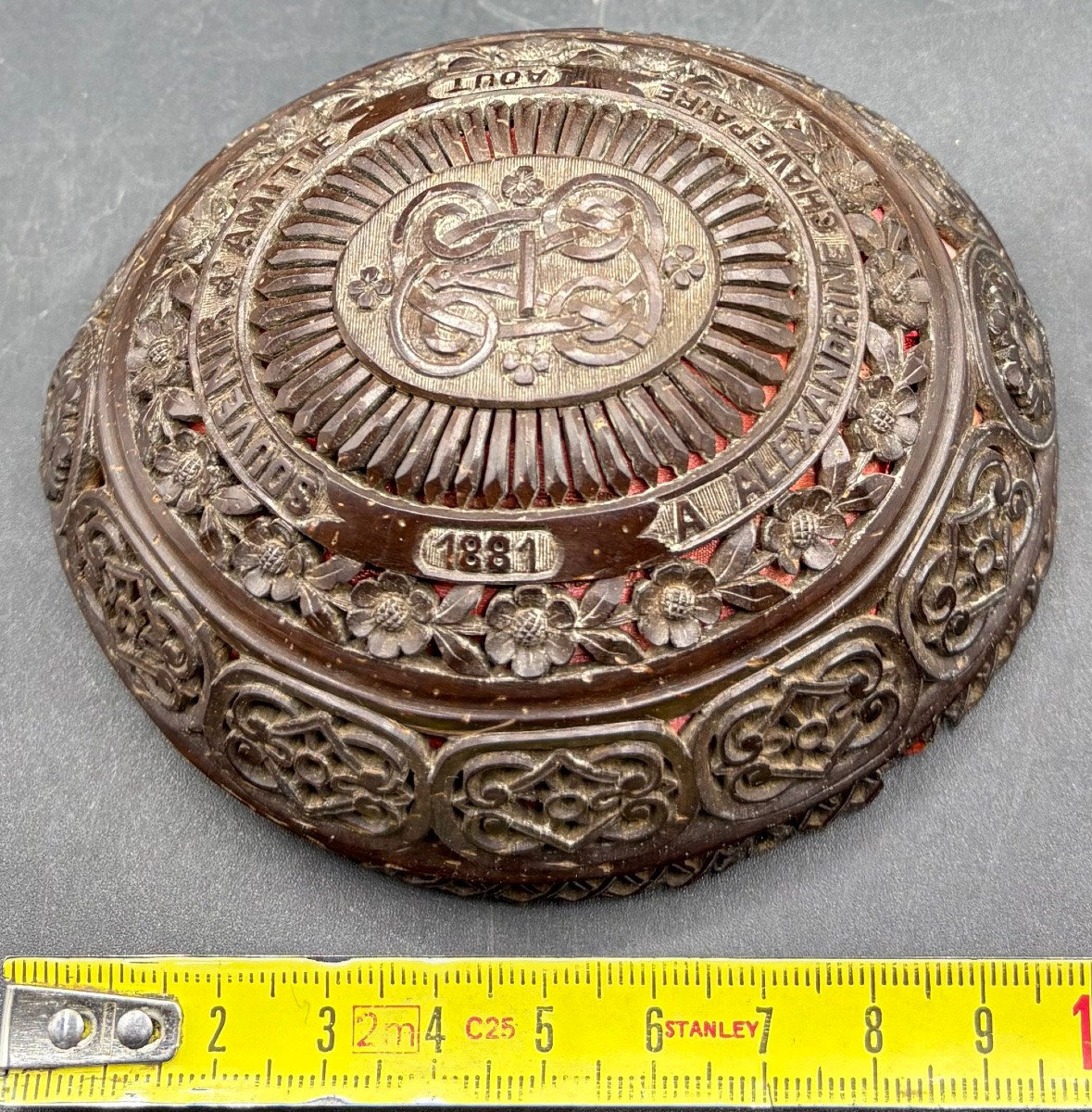 UNE DEMI NOIX DE COCO SCULPTÉE DATÉE AOÛT 1881 -photo-6