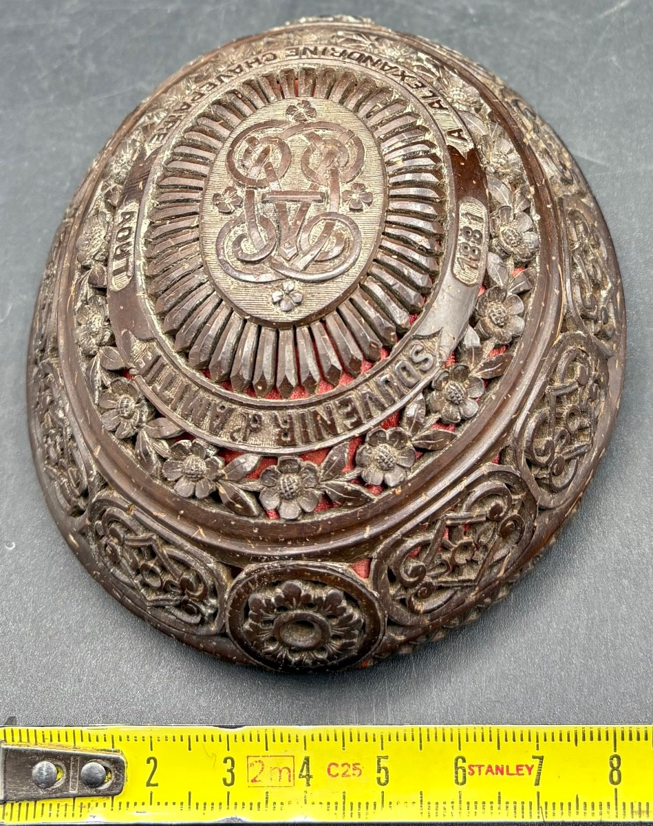 UNE DEMI NOIX DE COCO SCULPTÉE DATÉE AOÛT 1881 -photo-7