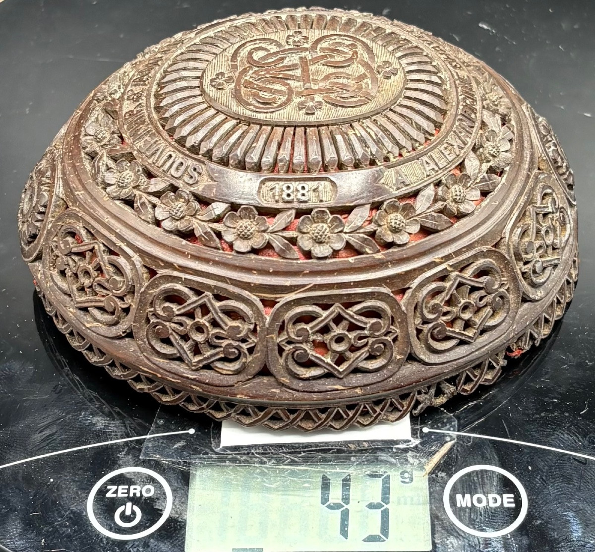 UNE DEMI NOIX DE COCO SCULPTÉE DATÉE AOÛT 1881 -photo-8
