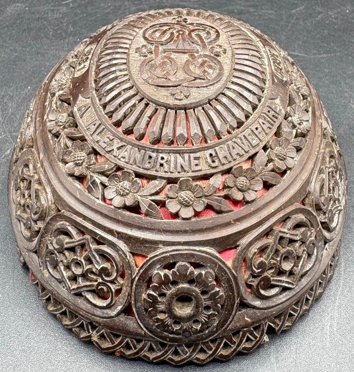 UNE DEMI NOIX DE COCO SCULPTÉE DATÉE AOÛT 1881 