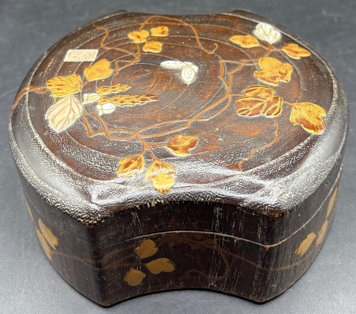 BOÎTE EN BOIS SCULPTÉ LAQUÉ, DORÉ, NACRE ET ARGENT JAPONAISE DES ANNÉES 1900-photo-2