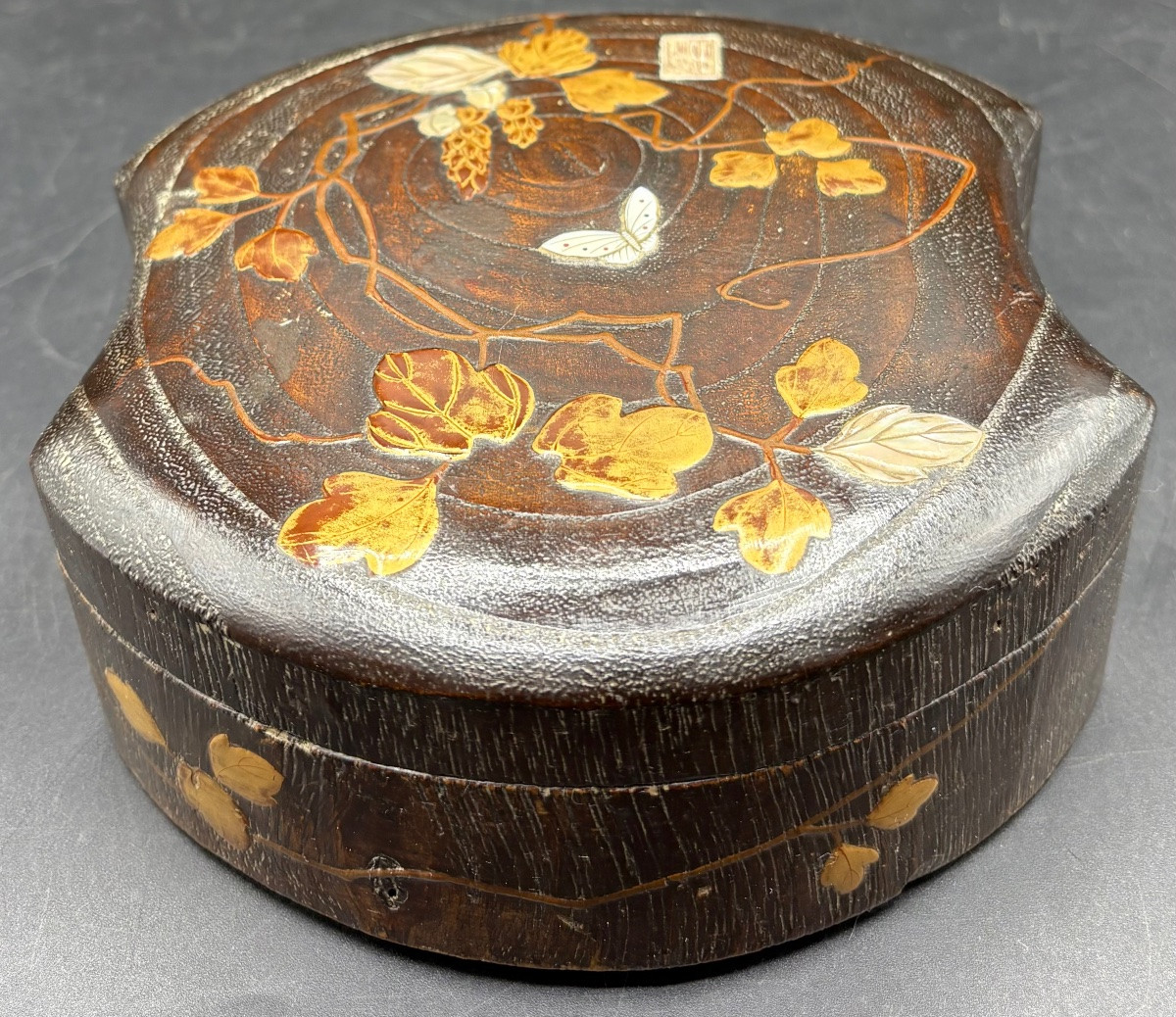 BOÎTE EN BOIS SCULPTÉ LAQUÉ, DORÉ, NACRE ET ARGENT JAPONAISE DES ANNÉES 1900-photo-3