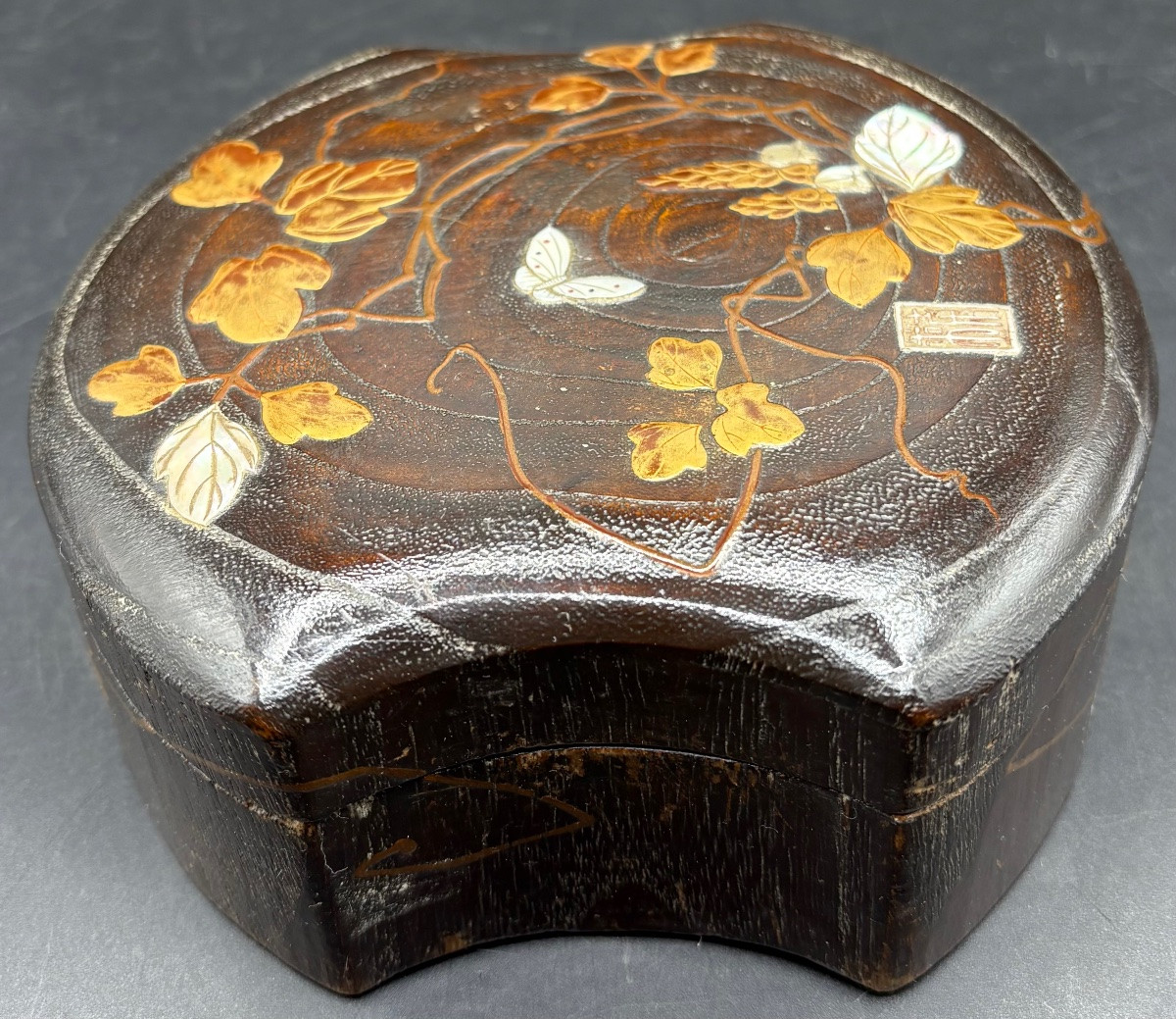 BOÎTE EN BOIS SCULPTÉ LAQUÉ, DORÉ, NACRE ET ARGENT JAPONAISE DES ANNÉES 1900-photo-4