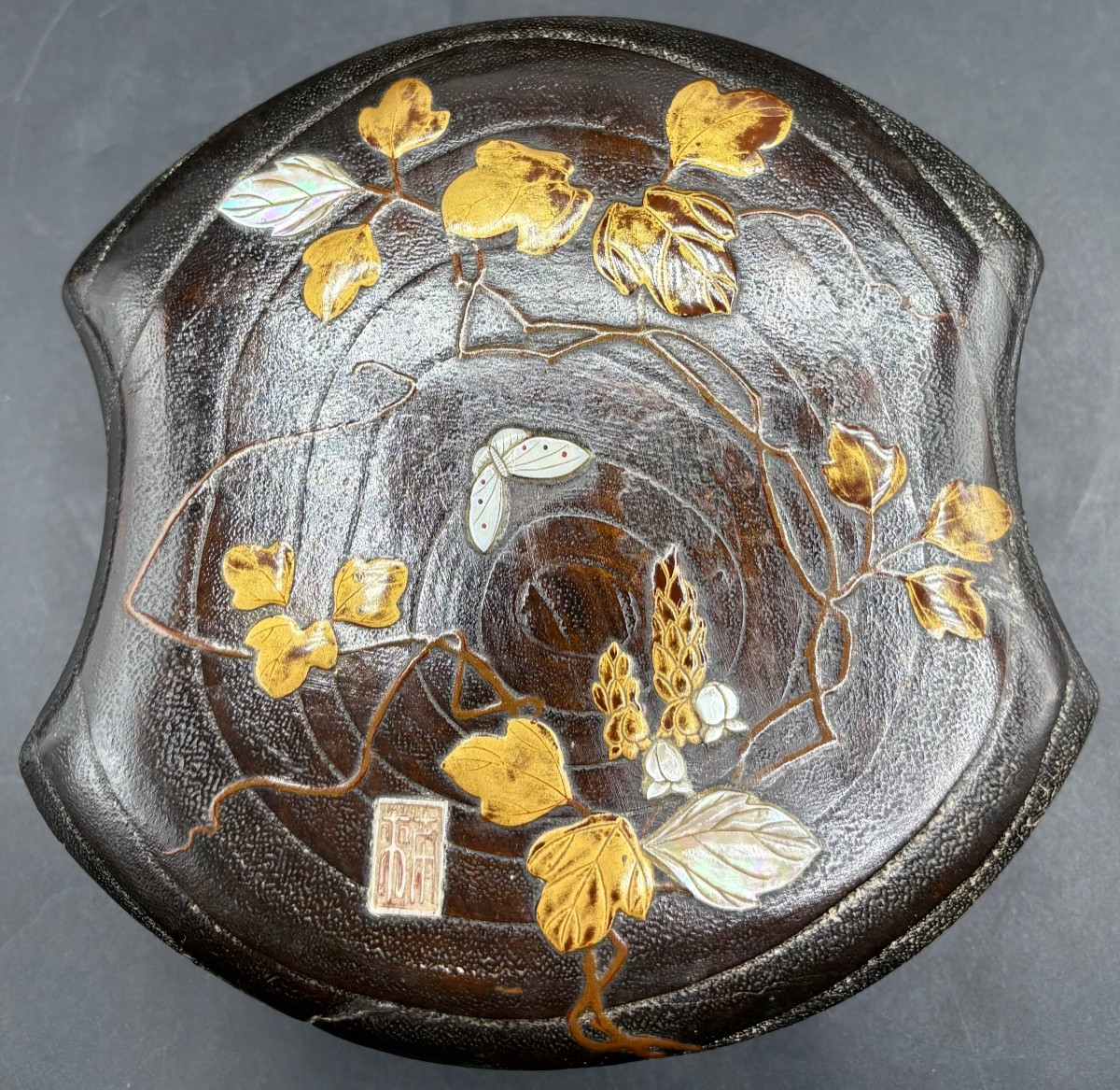 BOÎTE EN BOIS SCULPTÉ LAQUÉ, DORÉ, NACRE ET ARGENT JAPONAISE DES ANNÉES 1900-photo-2