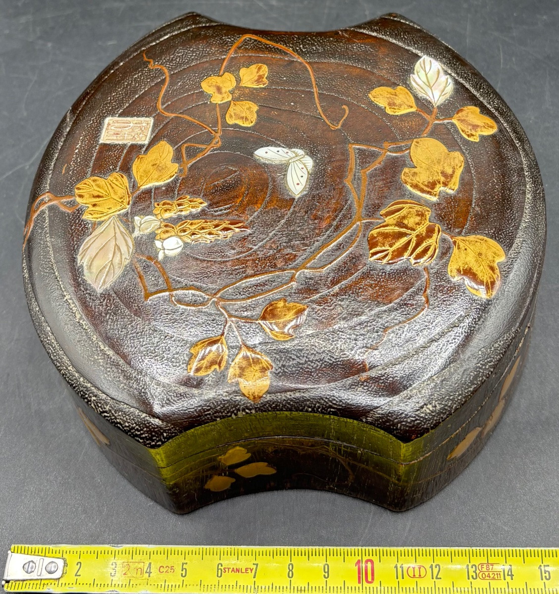 BOÎTE EN BOIS SCULPTÉ LAQUÉ, DORÉ, NACRE ET ARGENT JAPONAISE DES ANNÉES 1900-photo-5