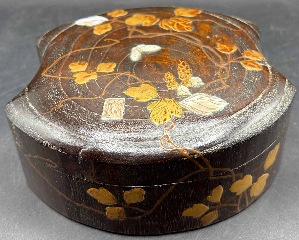 BOÎTE EN BOIS SCULPTÉ LAQUÉ, DORÉ, NACRE ET ARGENT JAPONAISE DES ANNÉES 1900