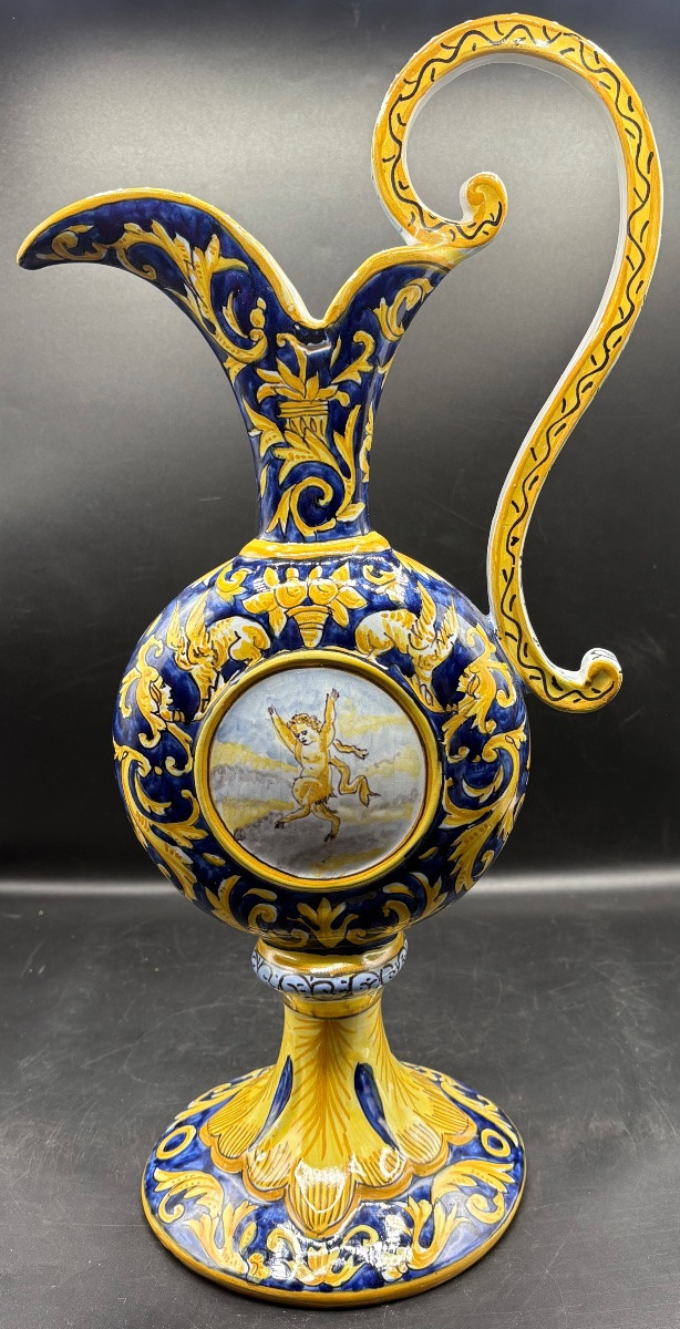 AIGUIÈRE DÉCORATIVE EN FAÏENCE ÉMAILLÉE PEINTE PAR DÈVRES DES ANNÉES 1900-photo-3
