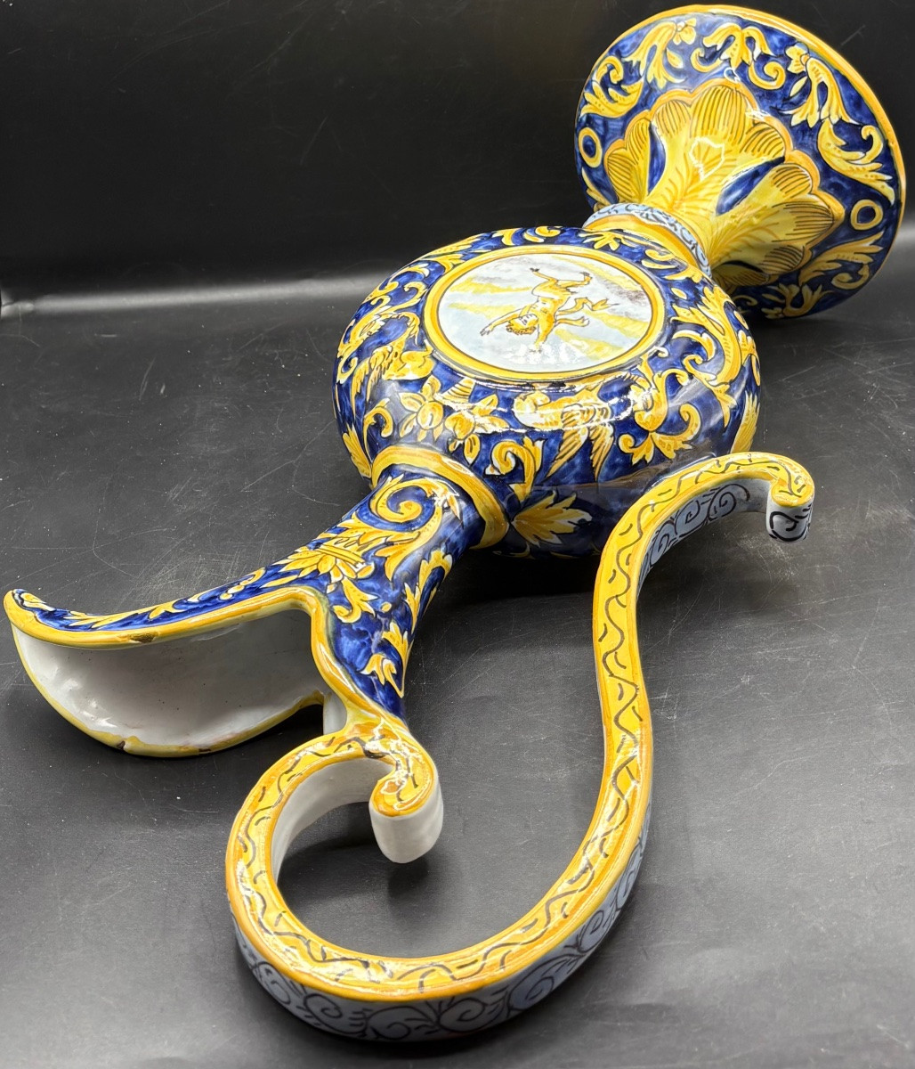 AIGUIÈRE DÉCORATIVE EN FAÏENCE ÉMAILLÉE PEINTE PAR DÈVRES DES ANNÉES 1900-photo-1