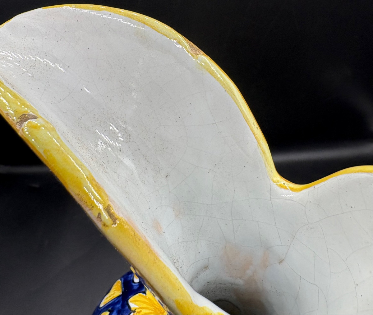 AIGUIÈRE DÉCORATIVE EN FAÏENCE ÉMAILLÉE PEINTE PAR DÈVRES DES ANNÉES 1900-photo-2