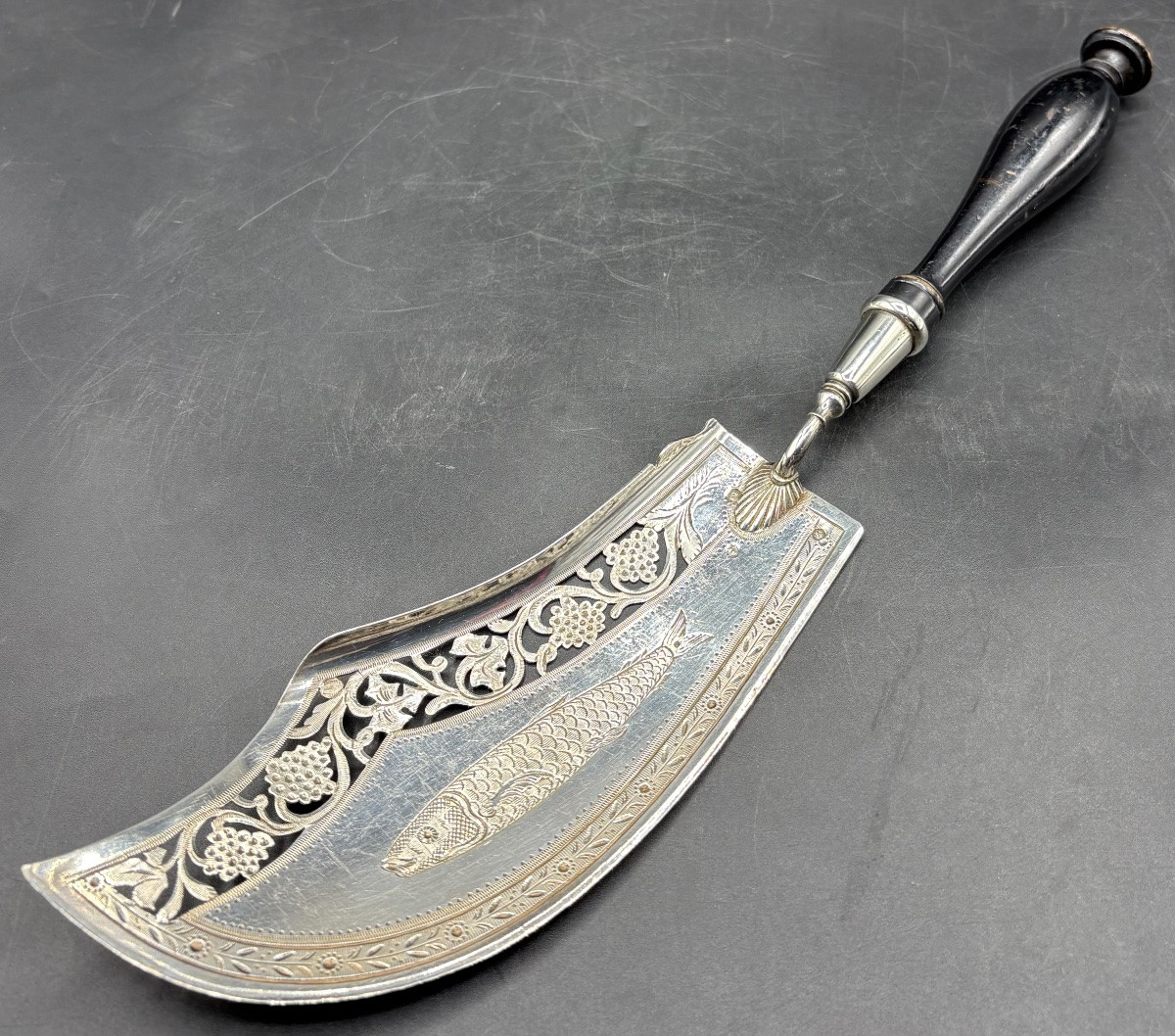 PELLE À POISSON EN ARGENT MASSIF ET POIRIER NOIRCI DES ANNÉES 1819-1838 MORANGE ANTOINE  -photo-2