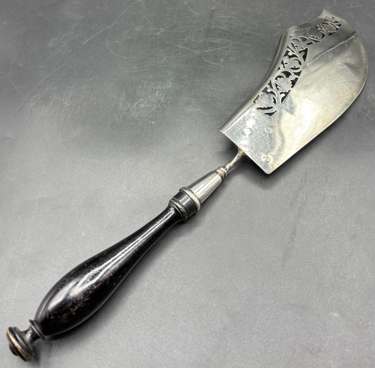 PELLE À POISSON EN ARGENT MASSIF ET POIRIER NOIRCI DES ANNÉES 1819-1838 MORANGE ANTOINE  -photo-3