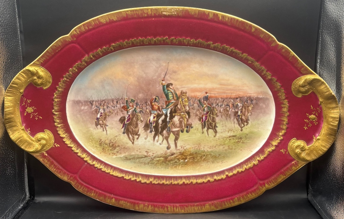 TRÈS GRAND PLAT DÉCORATIF EN PORCELAINE ÉMAILLÉE DORÉE ET PEINTE DU XIXEME EN VIEUX PARIS 