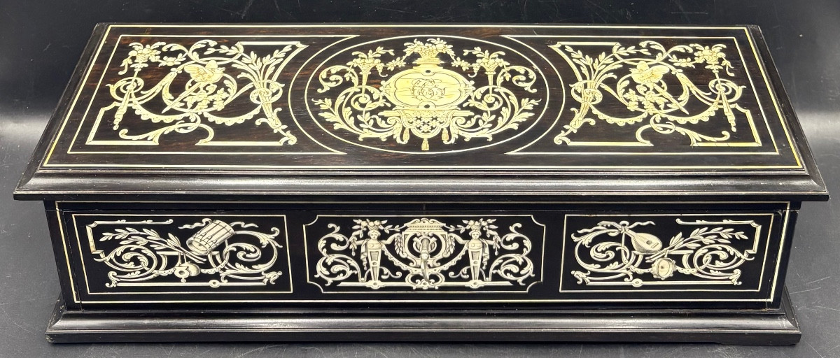 BOÎTE A GANTS EN ÉBÈNE MARQUETÉ D’IVOIRE FIN XIXème TAHAN