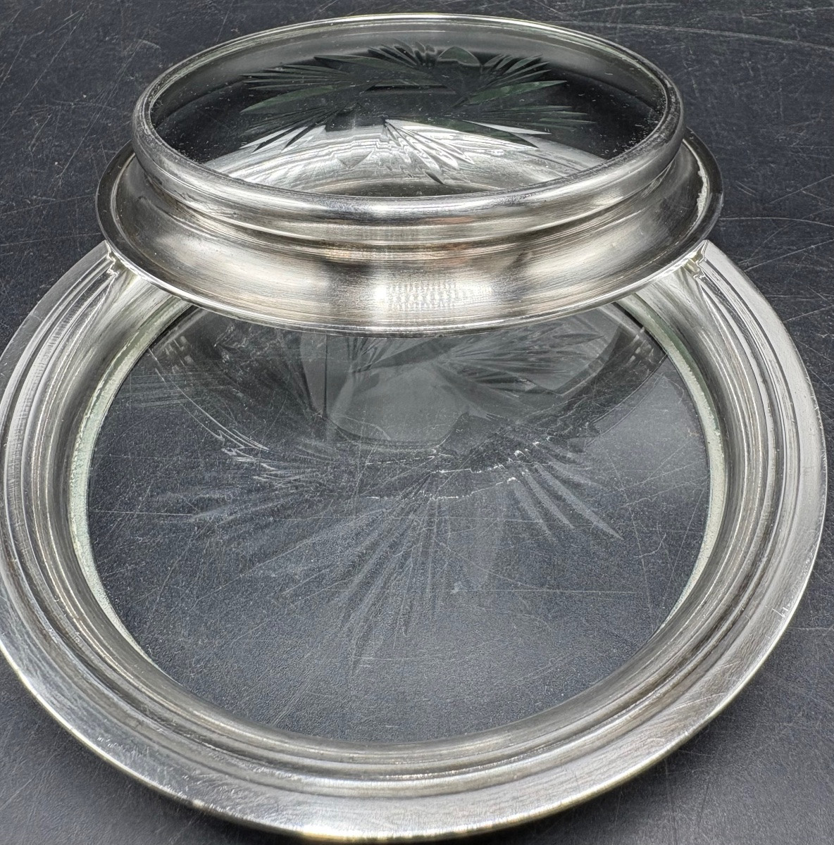 UNE PAIRE DE DESSOUS CARAFE EN CRISTAL TAILLÉ ET MÉTAL ARGENTÉ DES ANNÉES 1900 PAR SAINT MÉDARD-photo-1