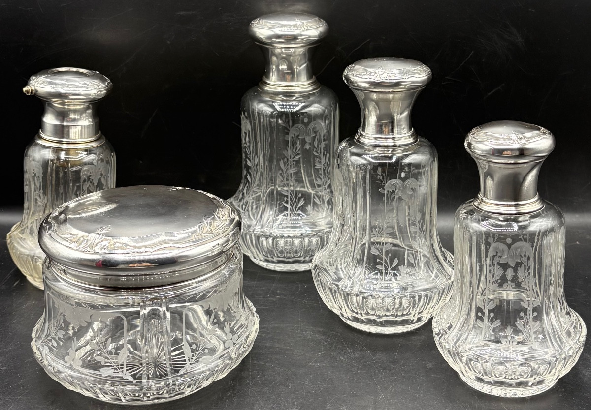 ENSEMBLE DE FLACONS DE TOILETTE EN CRISTAL ET ARGENT MASSIF VERS 1900 SAINT LOUIS & COIGNET
