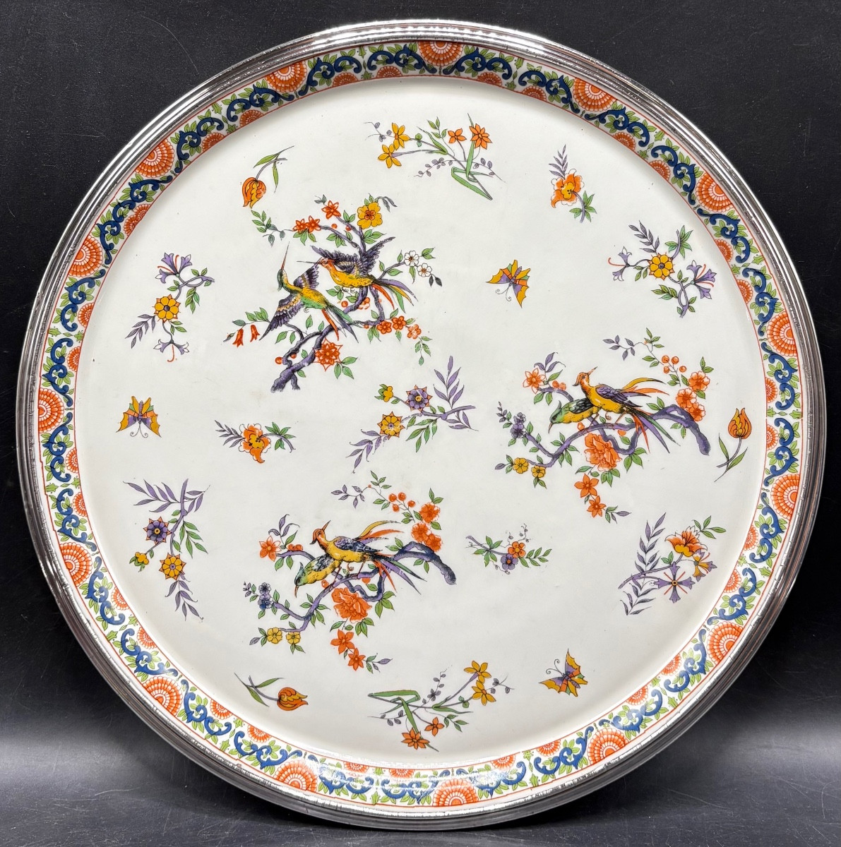 PLAT À TARTES OU DE PRÉSENTATION EN PORCELAINE ÉMAILLÉE CERCLÉE D’ARGENT MASSIF LIMOGES 1930