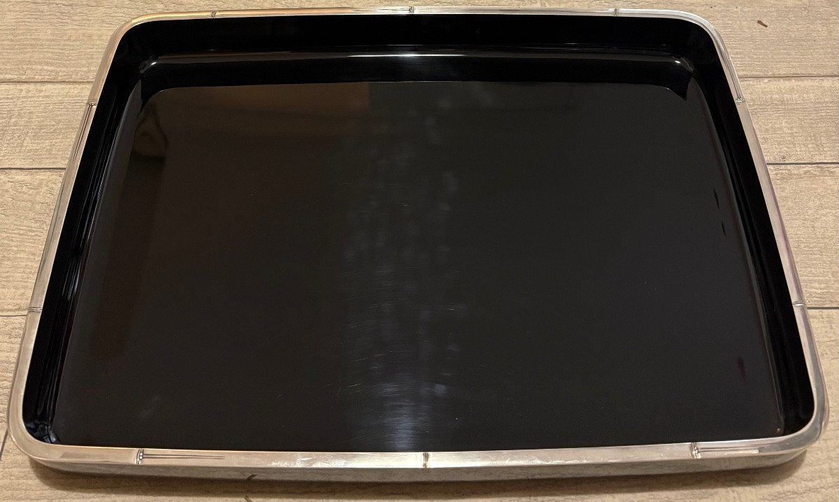 GRAND PLATEAU EN BOIS LAQUÉ CERCLÉ D’ARGENT MASSIF DES ANNÉES 1930 JAPONAIS 