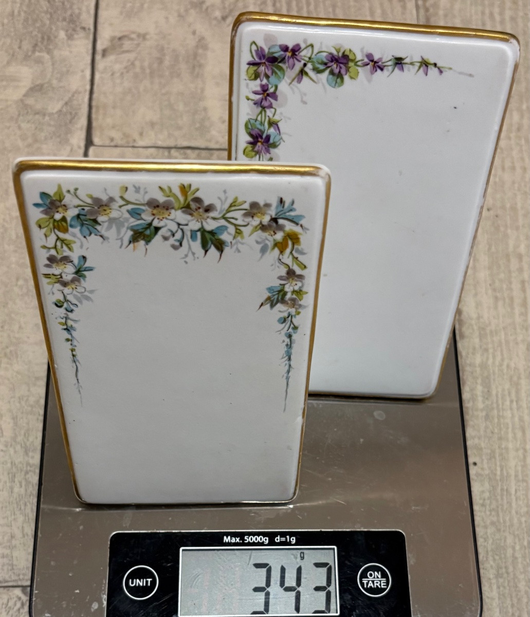 DEUX PORTES MENUS EN PORCELAINE ÉMAILLÉE SIGNÉE DELVAUX PARIS DES ANNÉES 1920/30-photo-8