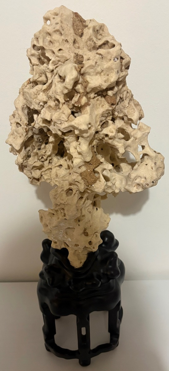 UNE PIERRE NATURELLE ET SOCLE EN BOIS SCULPTÉ LAQUÉ DES ANNÉES 1900 CHINOISE-photo-2