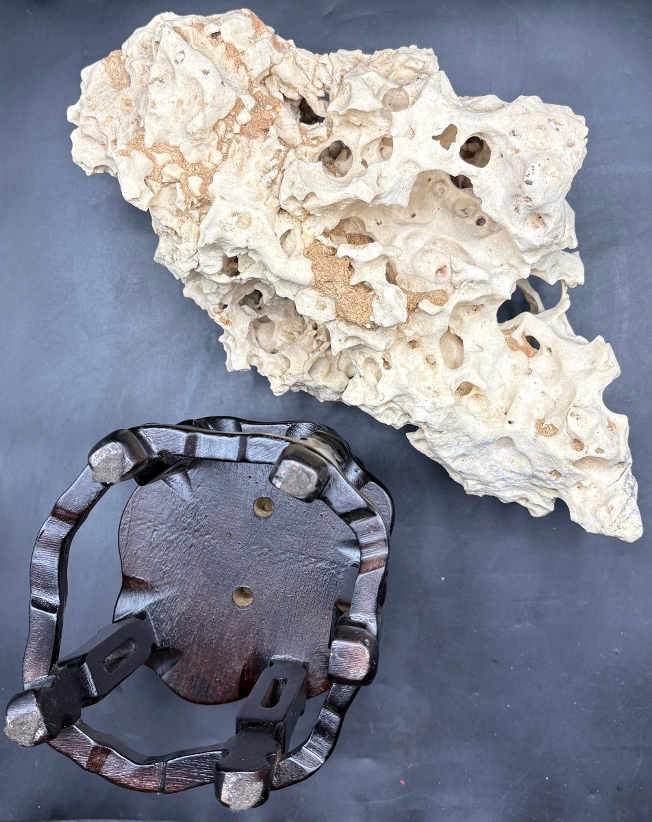 UNE PIERRE NATURELLE ET SOCLE EN BOIS SCULPTÉ LAQUÉ DES ANNÉES 1900 CHINOISE-photo-1