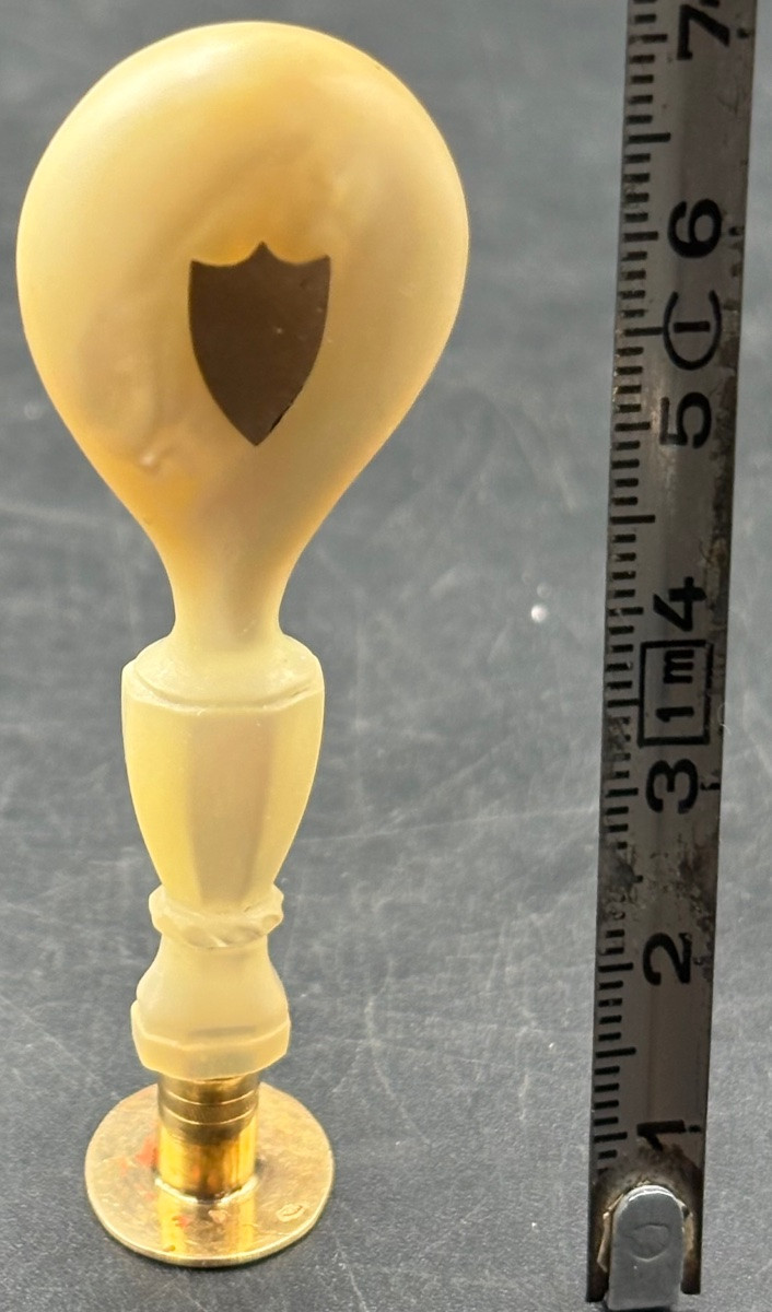 CACHET A CIRE EN NACRE SCULPTÉ ET OR DES ANNÉES 1830 FRANÇAIS -photo-4