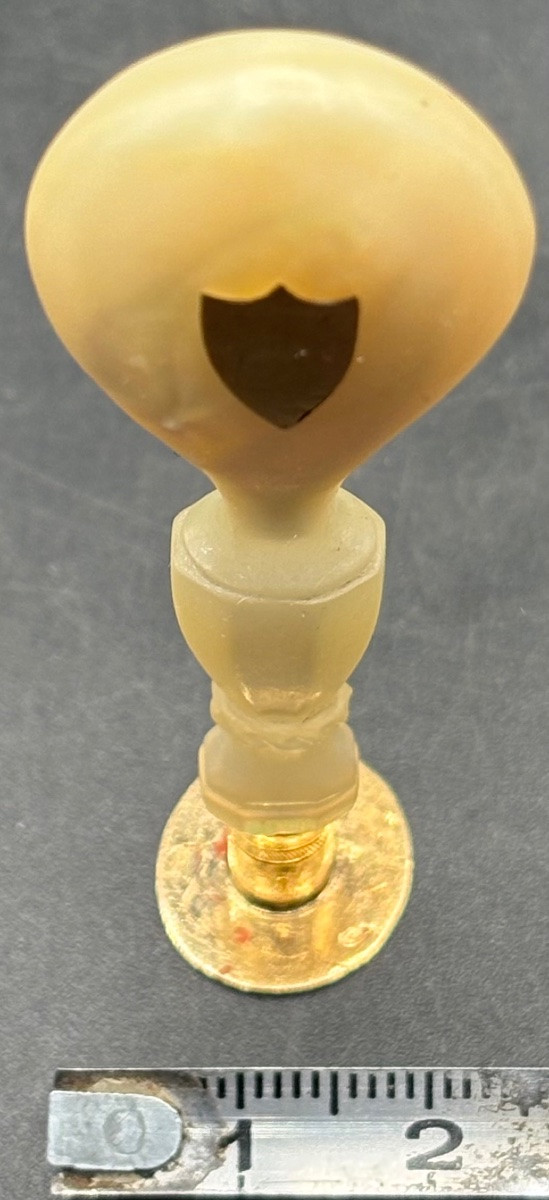 CACHET A CIRE EN NACRE SCULPTÉ ET OR DES ANNÉES 1830 FRANÇAIS -photo-5