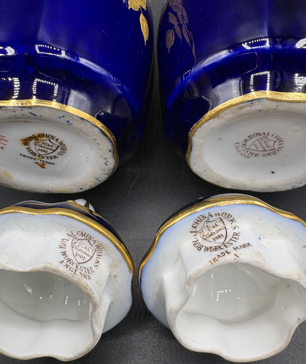 PAIRE DE PETITS VASES COUVERTS EN PORCELAINE ÉMAILLÉE DORÉE DES ANNÉES 1900 WORCESTER -photo-1