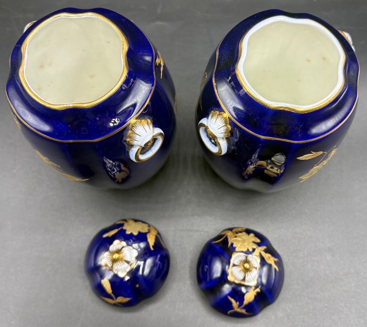 PAIRE DE PETITS VASES COUVERTS EN PORCELAINE ÉMAILLÉE DORÉE DES ANNÉES 1900 WORCESTER -photo-4