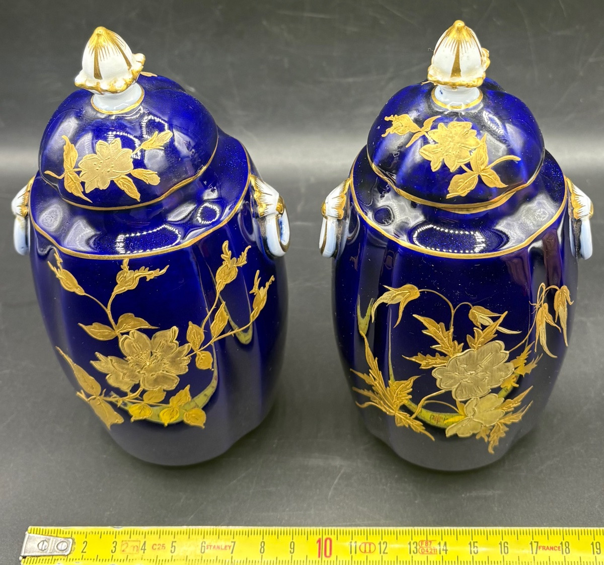 PAIRE DE PETITS VASES COUVERTS EN PORCELAINE ÉMAILLÉE DORÉE DES ANNÉES 1900 WORCESTER -photo-7