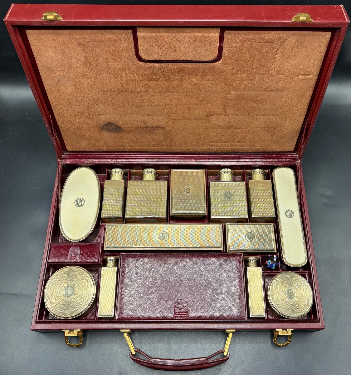 MALLETTE DE VOYAGE POUR HOMME ET FEMME, CUIR VERMEIL & DIVERS VERS 1900 PAR KELLER