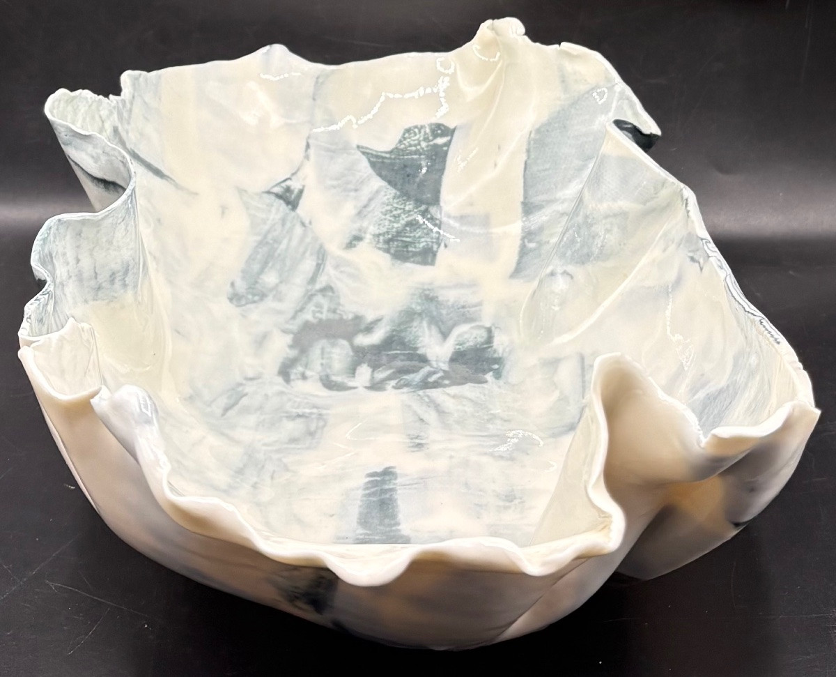 COUPE EN PORCELAINE ÉMAILLÉE DES ANNÉES 1980 PAR “ M “-photo-2