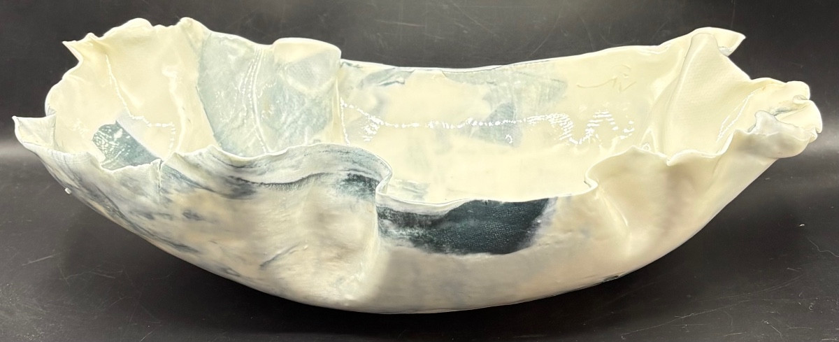 COUPE EN PORCELAINE ÉMAILLÉE DES ANNÉES 1980 PAR “ M “