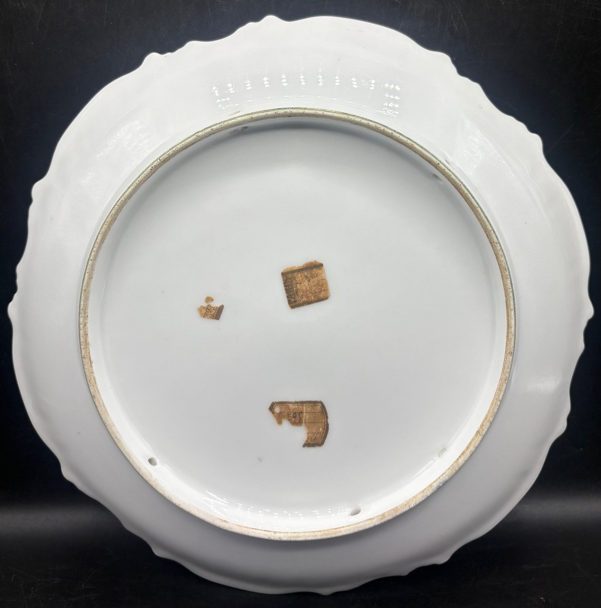 ASSIETTE DÉCORATIVE EN PORCELAINE ÉMAILLÉE PEINTE PAR A. MATO-photo-2